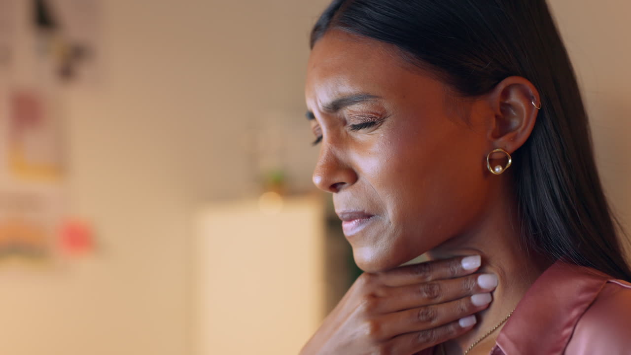 dolor de garganta, tos y mujer enferma con dolor