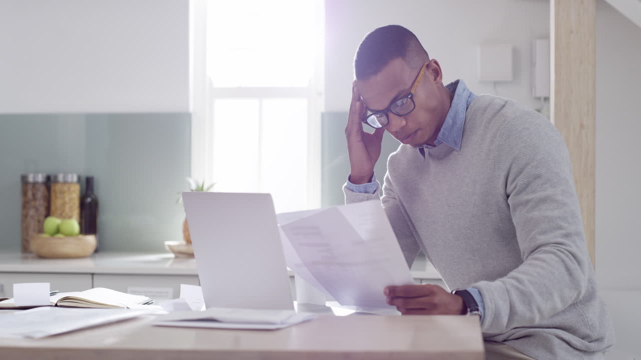 impuesto, deuda o cumplimiento y un hombre de negocios remoto