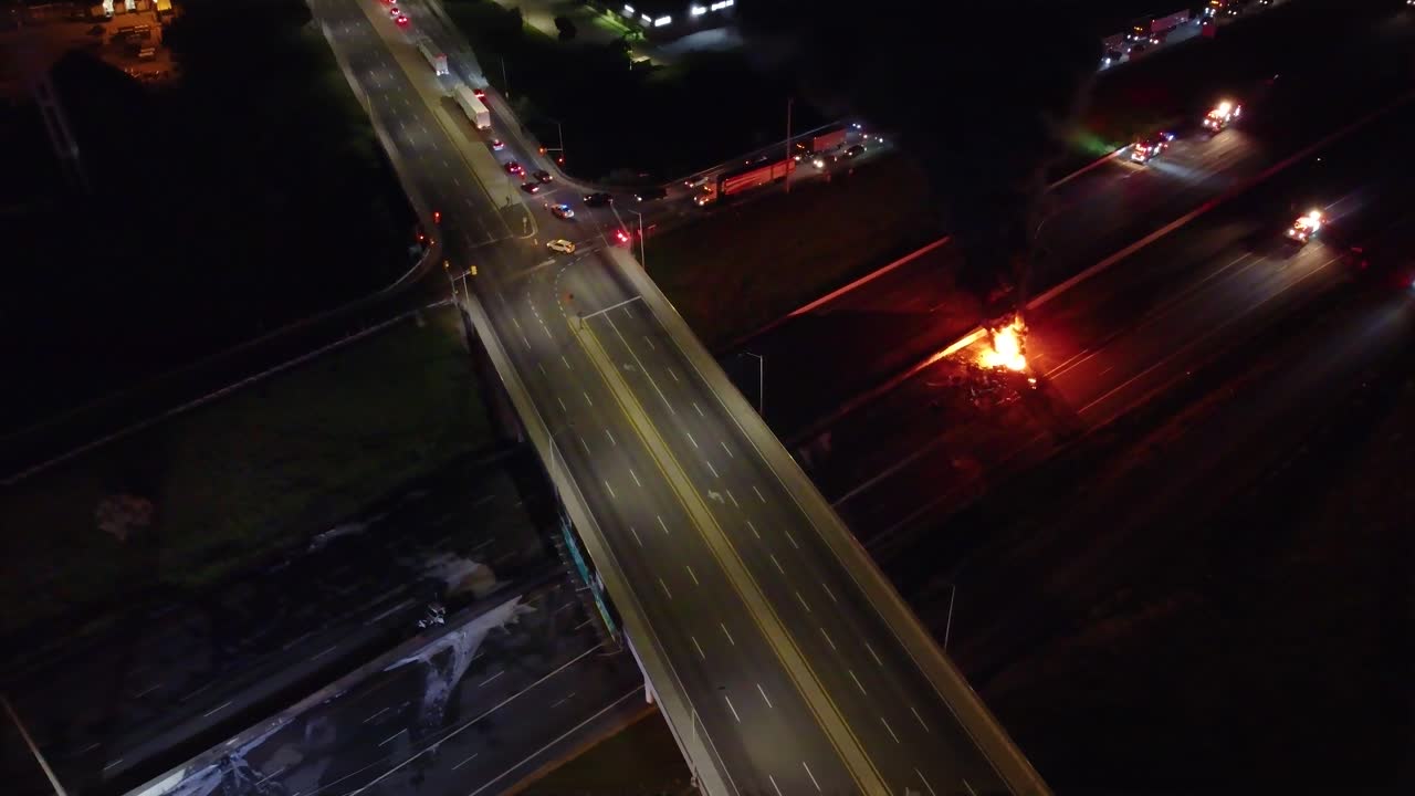 캐나다 피커링의 고속도로에서 차량 화재의 실제 야간 항공 영상. 첫 번째 응답자는 교통을 관리하고 불을 끄기 위해 일합니다. 극적인 응급 장면이 펼쳐집니다.