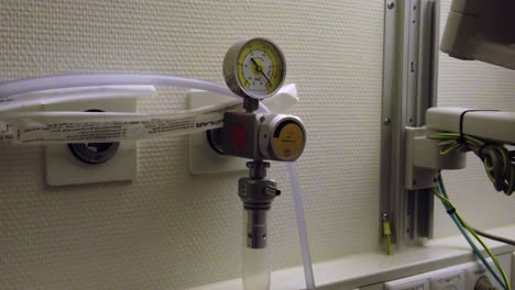 equipo de inhalación de oxígeno en la habitación del hospital, medidor de oxígen, suministro de medidor de flujo de oxíeno