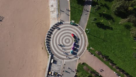 people walk along the walking paths of the park (motion - time lapse)