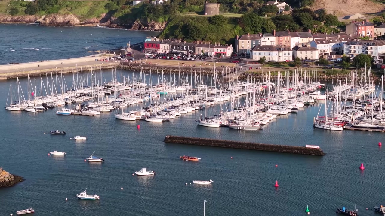 Marina di Howth e persone che fanno kayak nel porto. Sport acquatici a Dublino, Irlanda