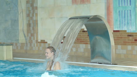 Girl-playing-in-a-swimming-pool