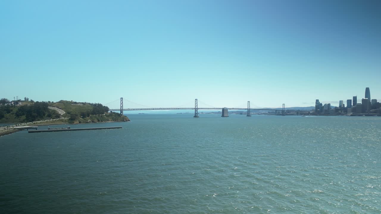 캘리포니아 주 샌프란시스코 만 지역의 보물 섬의 회전 항공 영상