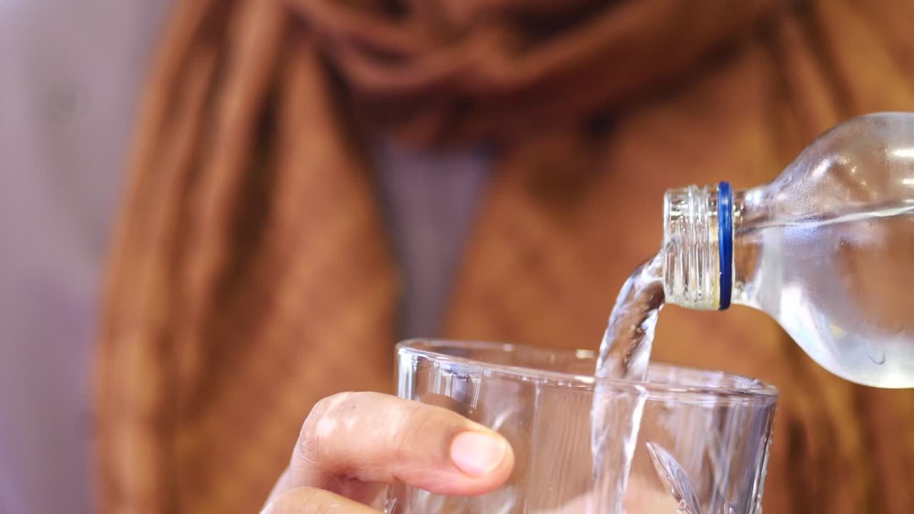 vertiendo agua en un vaso