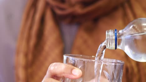 verter agua en un vaso
