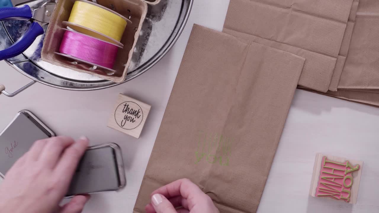 haciendo bolsas de favores de bolsas marrones con sellos y cintas