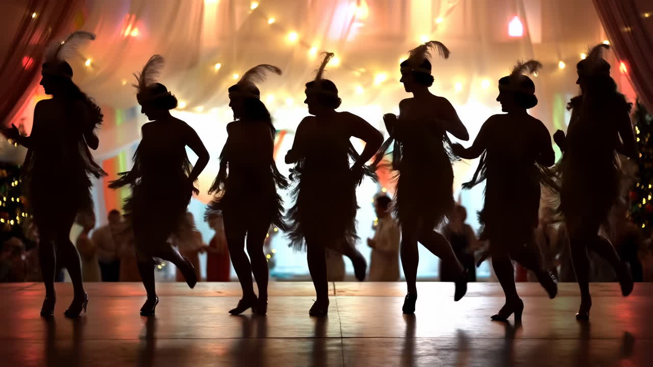 ステージで1920年代のフラッパースタイル衣装をまとって踊る女性ダンサーたちのシルエット