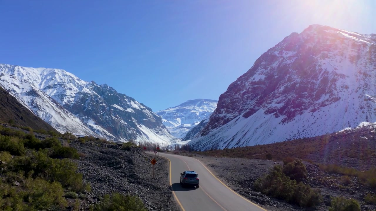 Cile, SUV fuoristrada che guida sull'autostrada di montagna del Cajon del Maipo