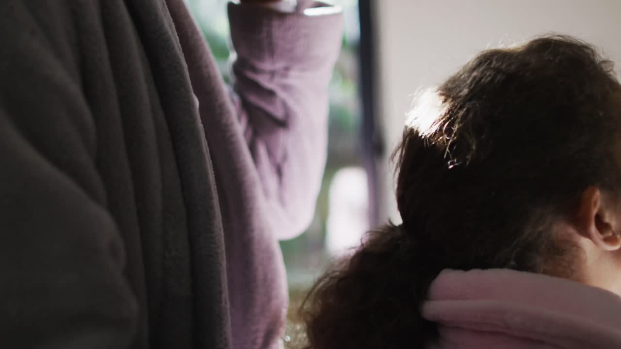 행복한 혼혈 어머니와 딸이 화장실에서 치아를  ⁇ 고 있습니다.