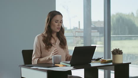 business woman using mobile phone. concentrated freelancer talking phone.