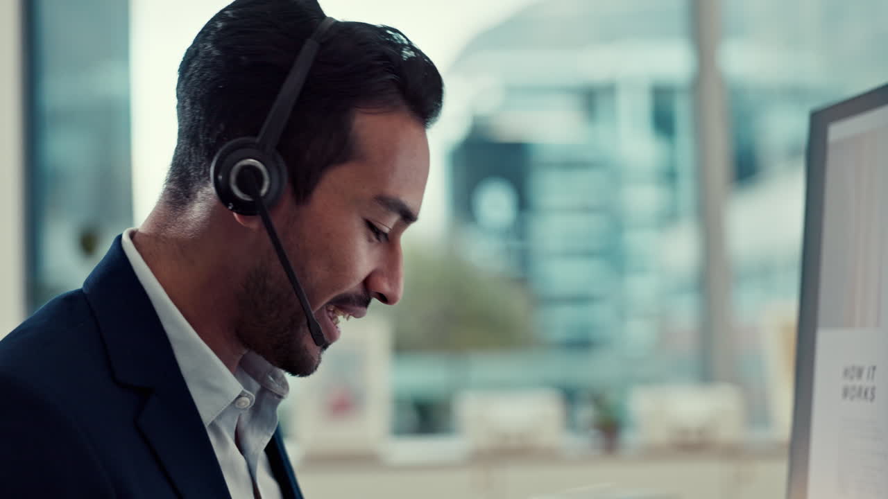 Conversazione, online e un uomo in un call center