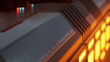fondo de movimiento futurista o superficie cibernética con metal y luces