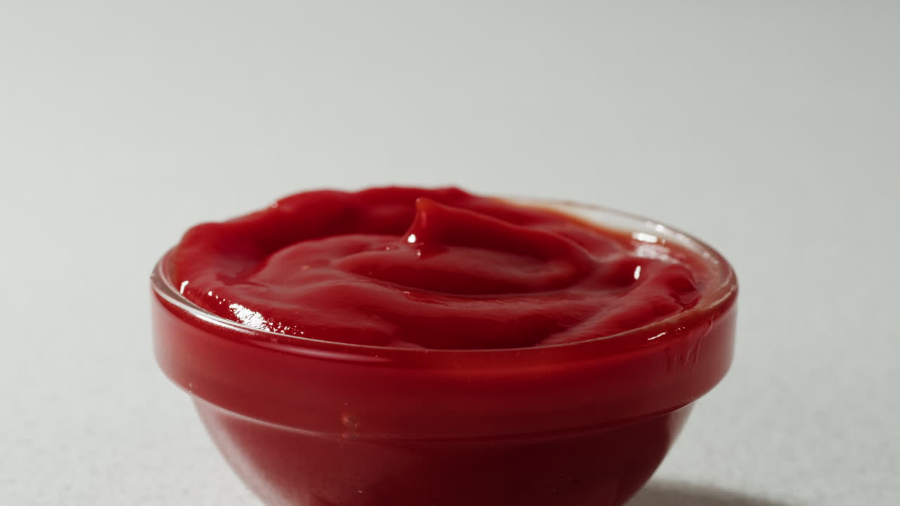 ручное погружение картошки в кетчуп.