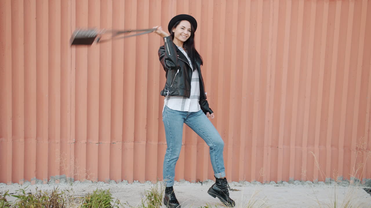 mujer elegante con una chaqueta de cuero