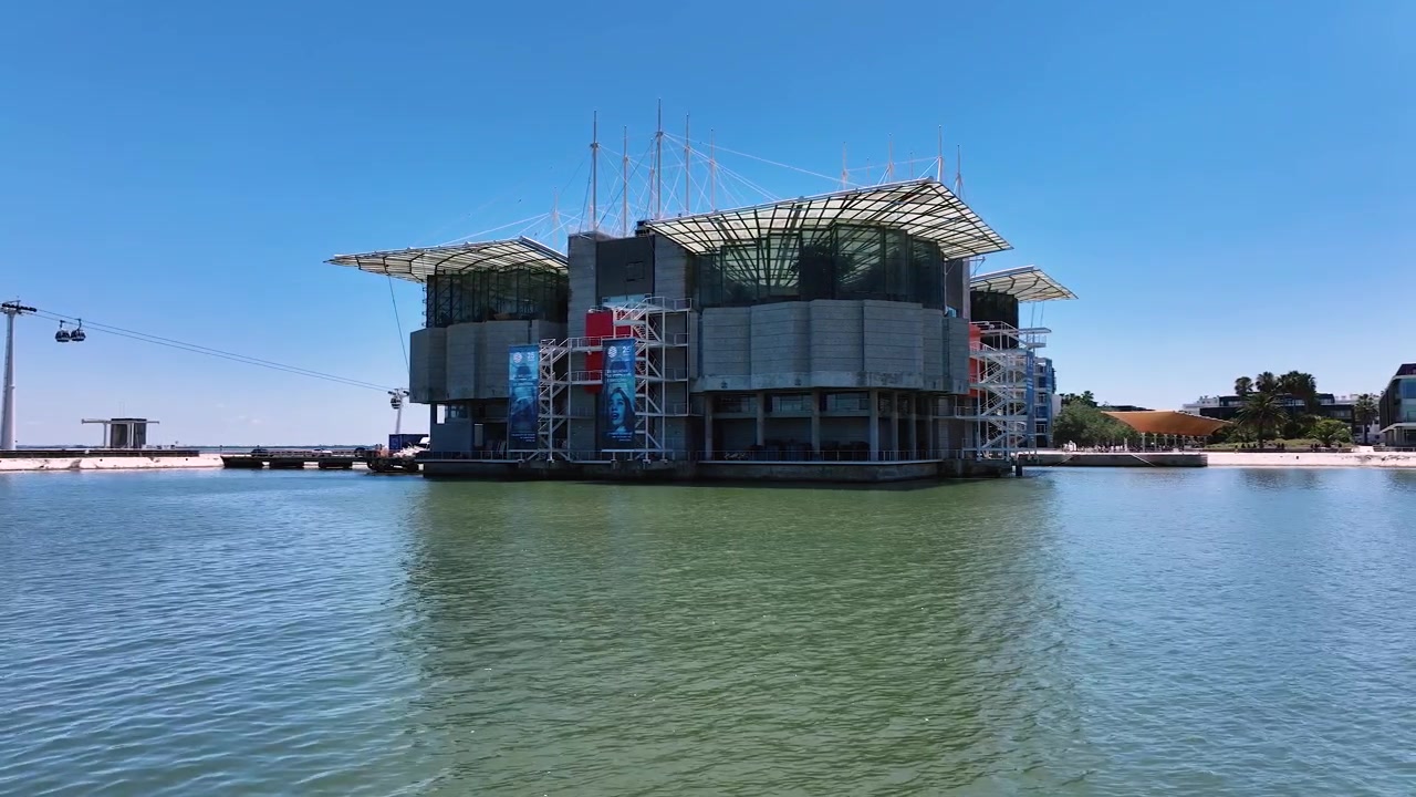 Kunstig lagune med Lissabon Oceanarium på en solrig dag i Lissabon, Portugal. - lavt luftfoto.