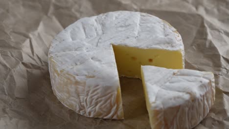 queso cremoso camembert giratorio, primer plano, concepto de producto lácteo