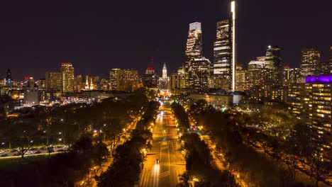 Timelapse-Aéreo-Noche-Paisaje-Urbano-Y-Horizonte-Revelando-Avenida-Con-Autos-En-Movimiento-Y-Luces-De-Edificios-Philadelphia