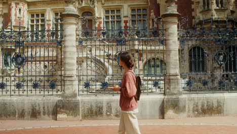 mujer explorando un histórico palacio europeo