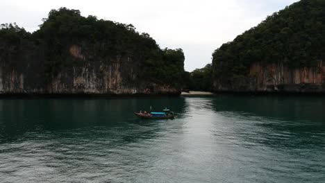 Drohnenaufnahmen-Von-Inseln-In-Thailand-Mit-Kalksteinfelsen,-Die-Aus-Dem-Wasser-Ragen,-Und-Dem-Ozean-Im-Hintergrund-18