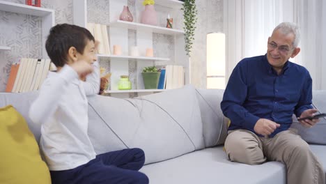 Padre-E-Hijo-Bailando-En-Casa.