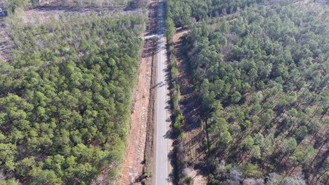 disparo de un dron moviéndose por una carretera secundaria en carolina del norte