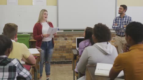 chica de secundaria caucásica hablando con un grupo de adolescentes