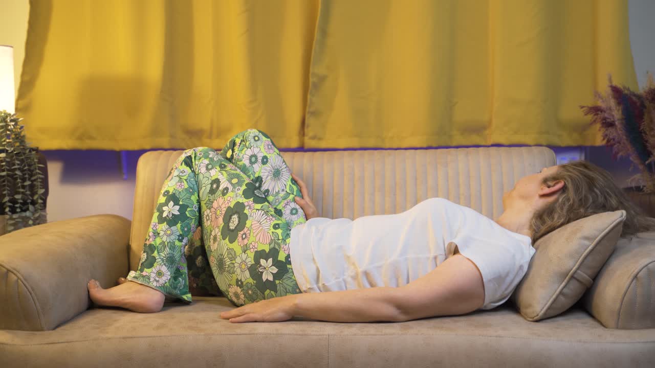 침대에서 잠을 잘 수 없는 여성, 사려 깊은, 잠을 자는 데 어려움이 있습니다.