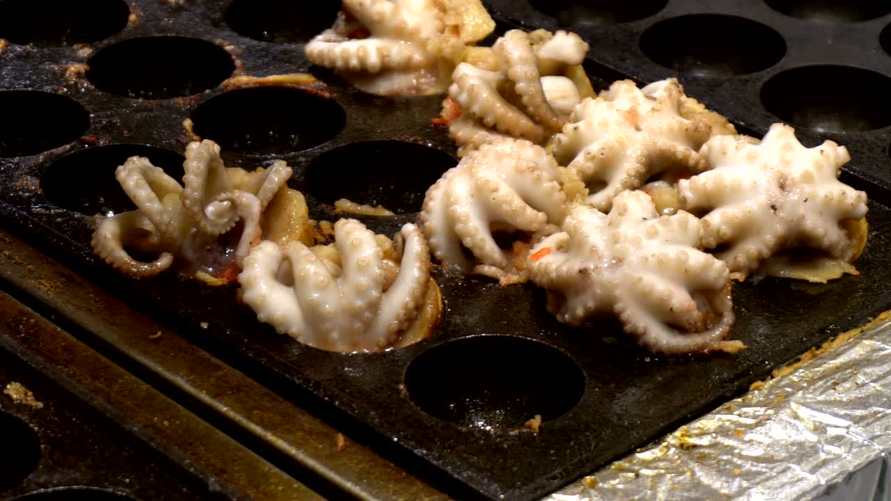 일본에서 큰 오징어와 함께 김 김 간식 요리 거리 음식에서 공 모양의 요리.이 음식의 일본어 이름 "takoyaki". 4k uhd