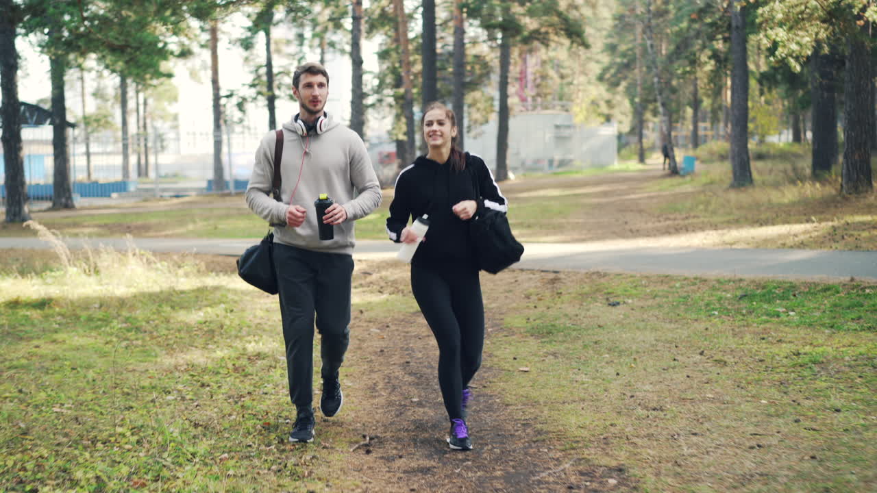 una pareja caminando por el parque.
