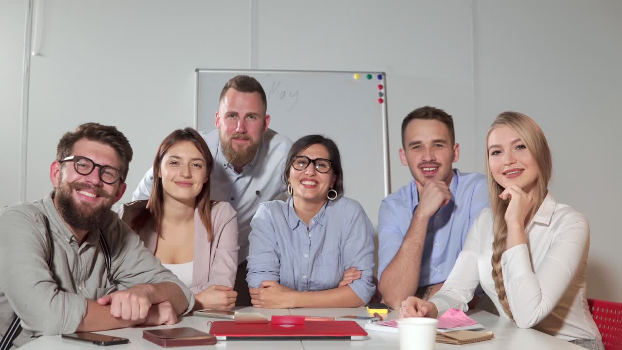 equipo de negocios feliz en la reunión