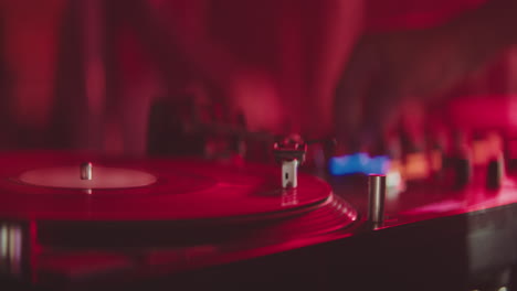 dj en un club nocturno