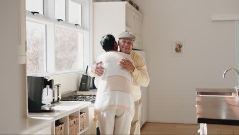 cocina, feliz y anciana pareja bailando despacio