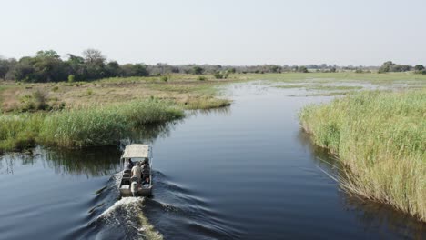 Safariboot,-Das-Den-Fluss-In-Caprivi,-Namibia,-Afrika-Erkundet---Antenne