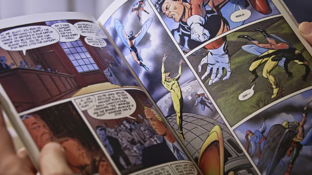 sobre el hombro, cerca de un hombre leyendo un cómic colorido, pasando las páginas