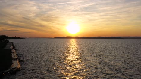 puesta de sol sobre el lago balaton grabada con un dron dji mavic 2 pro uhd 4k 30 fps