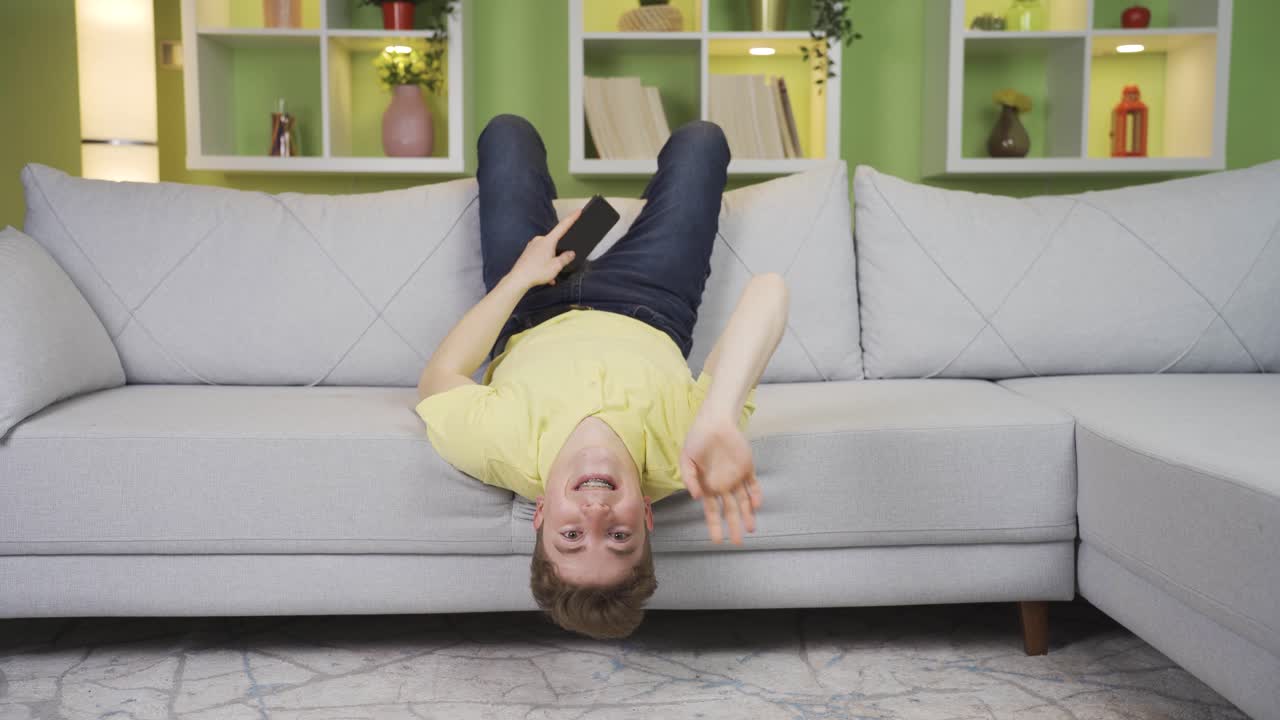 카메라를 향해 손을 흔들고 있는 즐거운 젊은 남자.