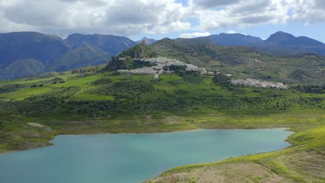 Lake-near-green-mountains-in-highlands