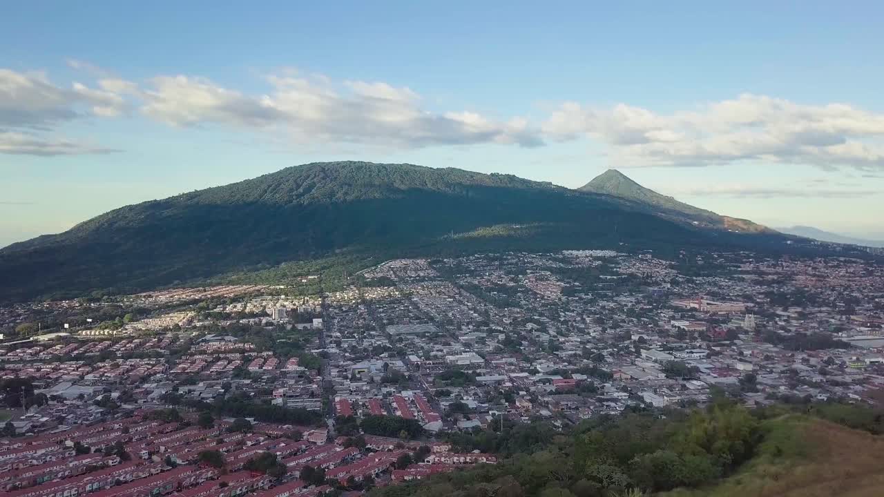 casas residenciales santa tecla con estratovolcán san salvador en el salvador, américa central