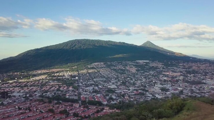 Case residenziali di Santa Tecla con lo stratovulcano San Salvador a El Salvador, America Centrale