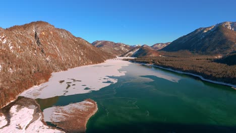 lago sylvenstein y río isar en las montañas de los alpes bávaros, alemania