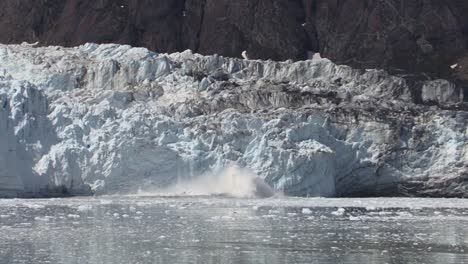 Glacier-Bay-Alaska,-Margerie-Gletscher-Großer-Eisbrocken-Kalbt