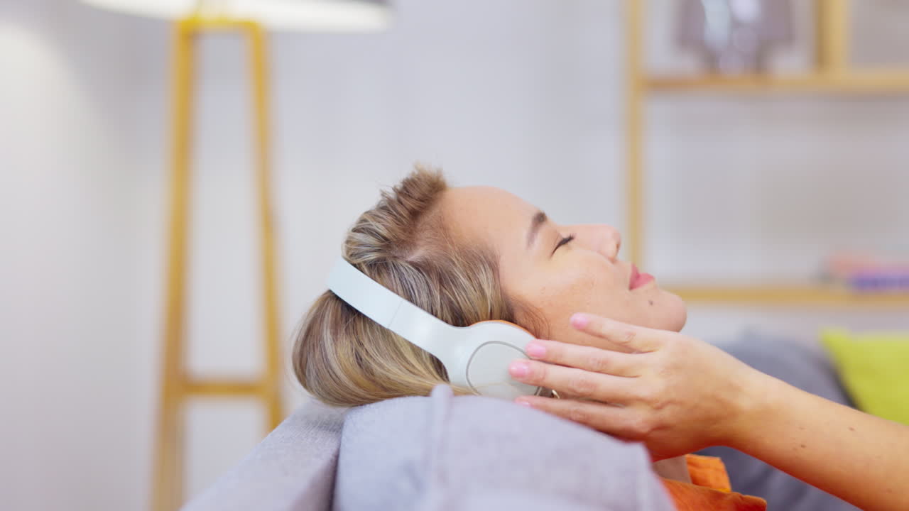 relajarse, auriculares de música y mujer en el sofá en casa