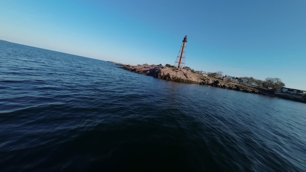 vuelo de drones fpv de ritmo rápido hacia el faro de marblehead en massachusetts