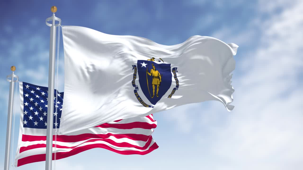 La bandiera dello stato del Massachusetts sventola insieme alla bandiera nazionale degli Stati Uniti d'America.