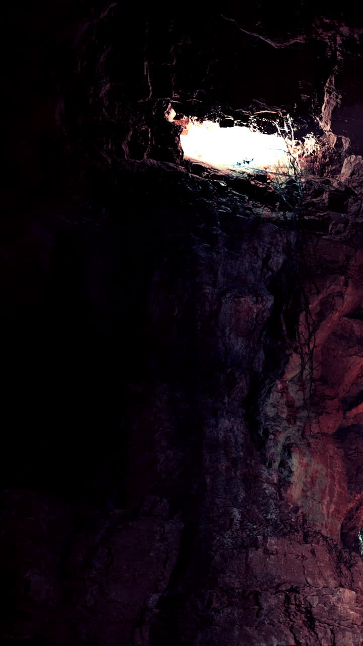 una cueva llena de muchas rocas oscuras