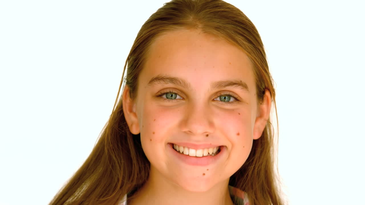 Garota sorrindo em fundo branco.