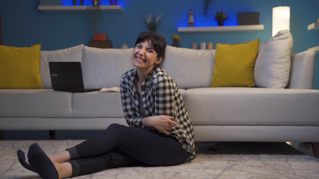 카메라를 조롱하는 재미있는 남자.