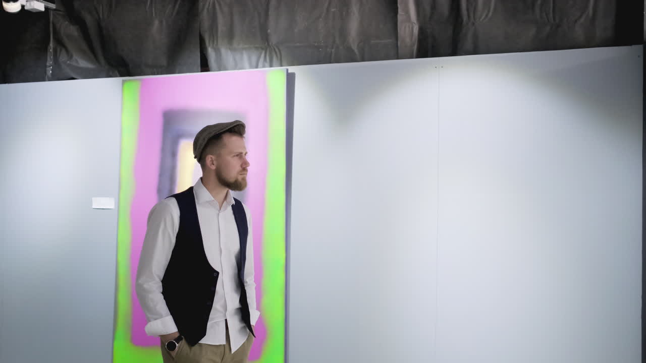 현대 미술관 에서 추상적 인 미술 을 보는 사람