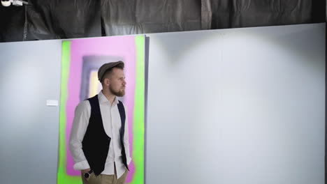 hombre viendo arte abstracto en una galería moderna